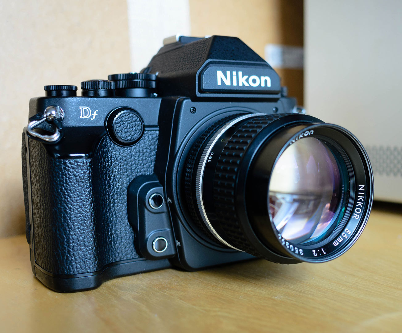 Nikon AI-S Nikkor 85mm f/2.0 an Nikon Df