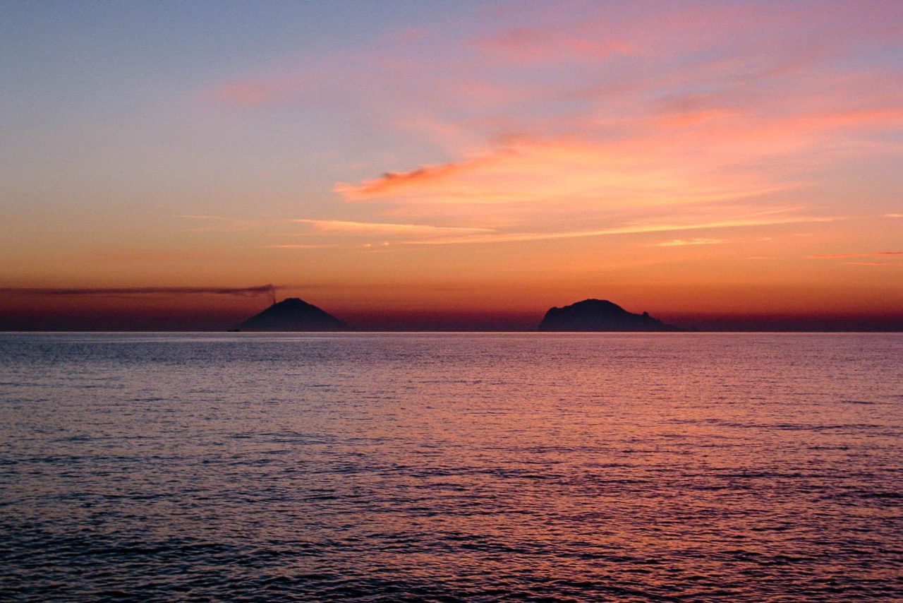 Stromboli und Panarea kurz vor Sonnenaufgang.