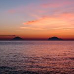 Stromboli und Panarea kurz vor Sonnenaufgang