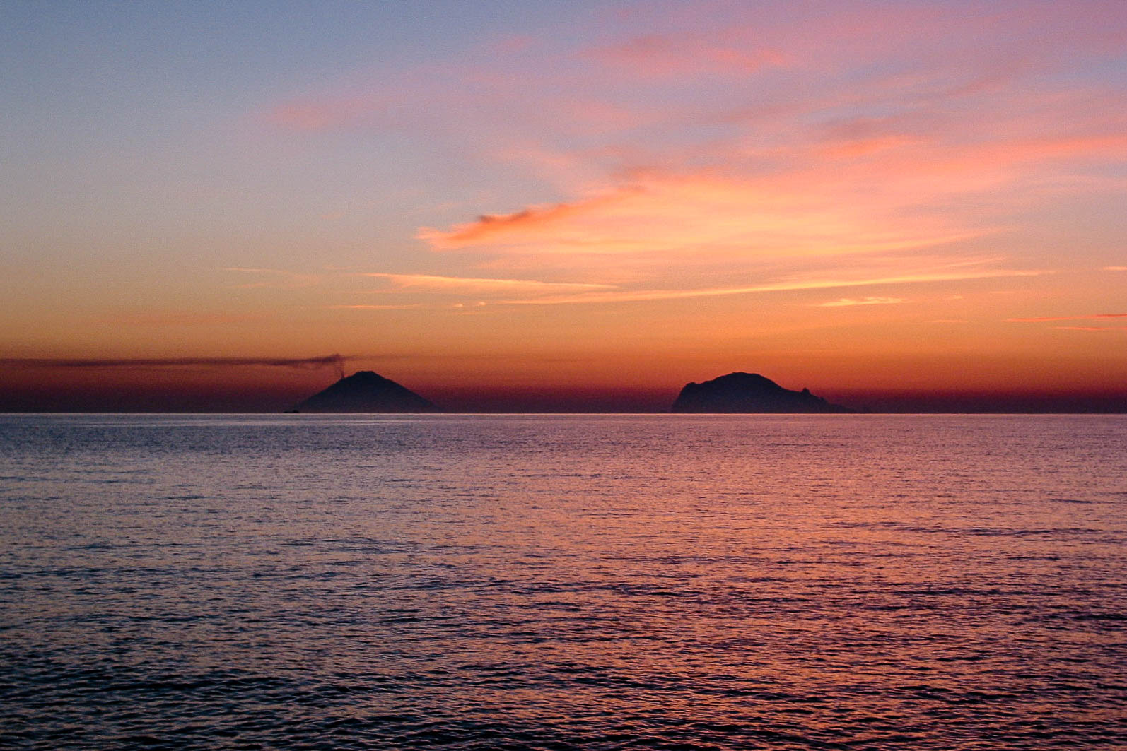 Stromboli und Panarea kurz vor Sonnenaufgang.
