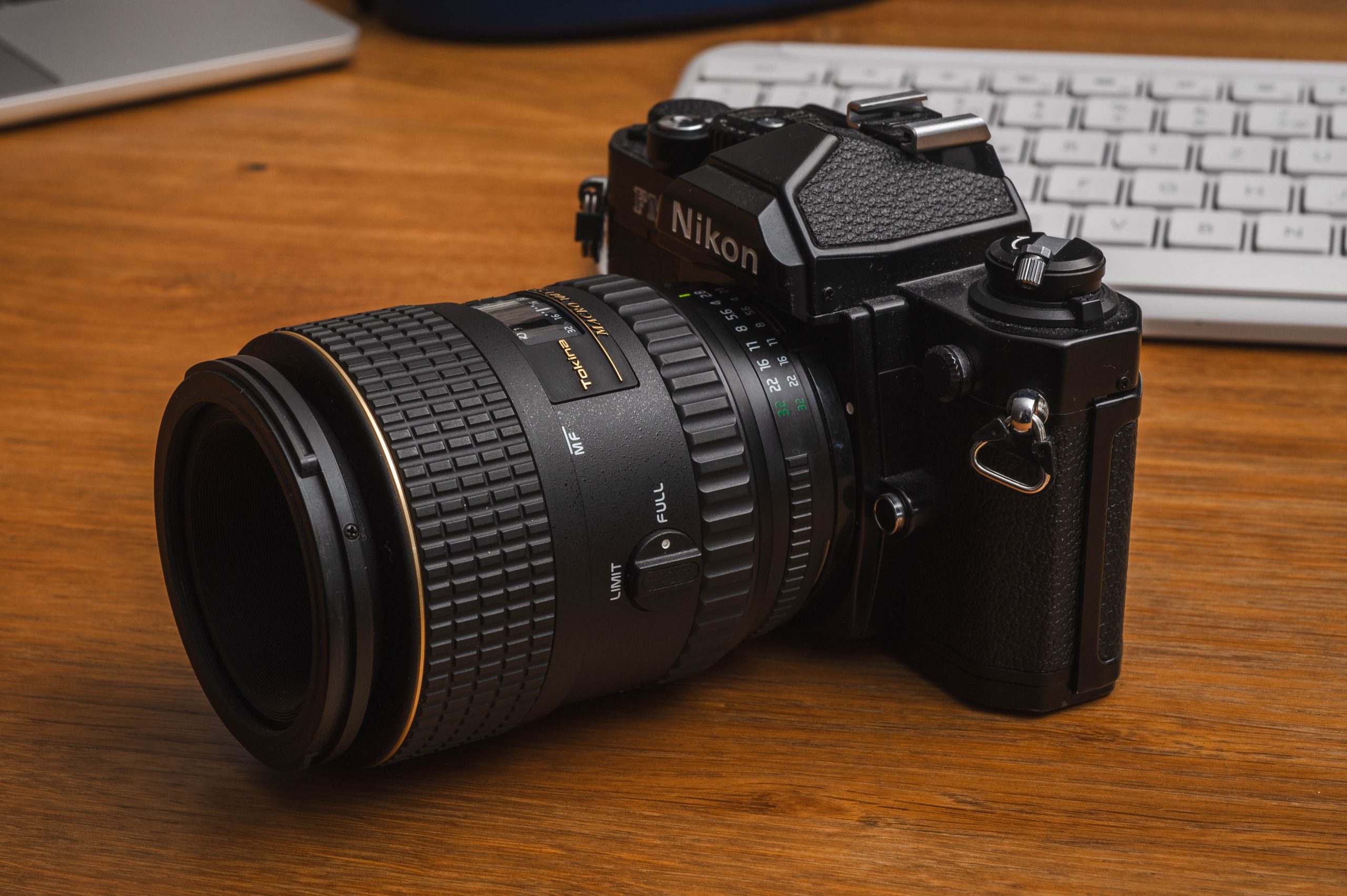 Tokina AT-X M100 AF Pro D an einer Nikon FM2