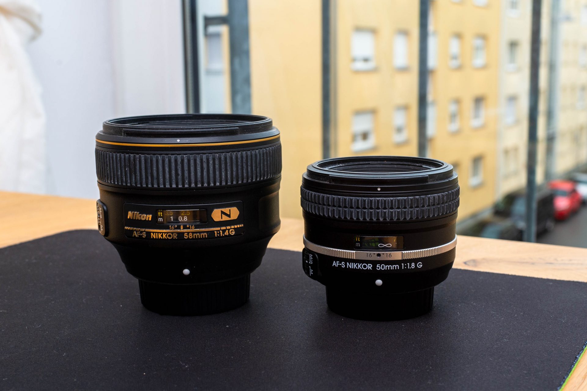 Größenvergleich Nikon AF-S Nikkor 58mm f/1.4 G und Nikon AF-S Nikkor 50mm f/1.8 G SE