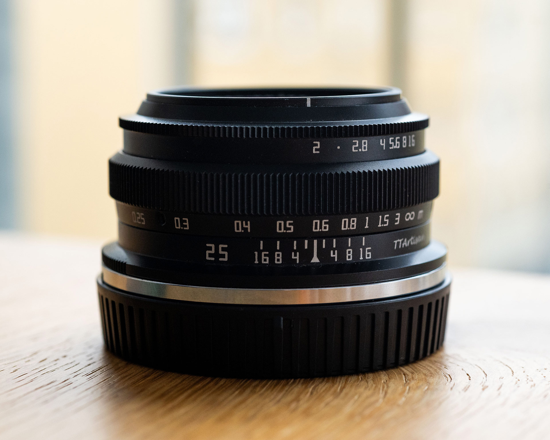 TTartisan 25mm f2 von der Seite