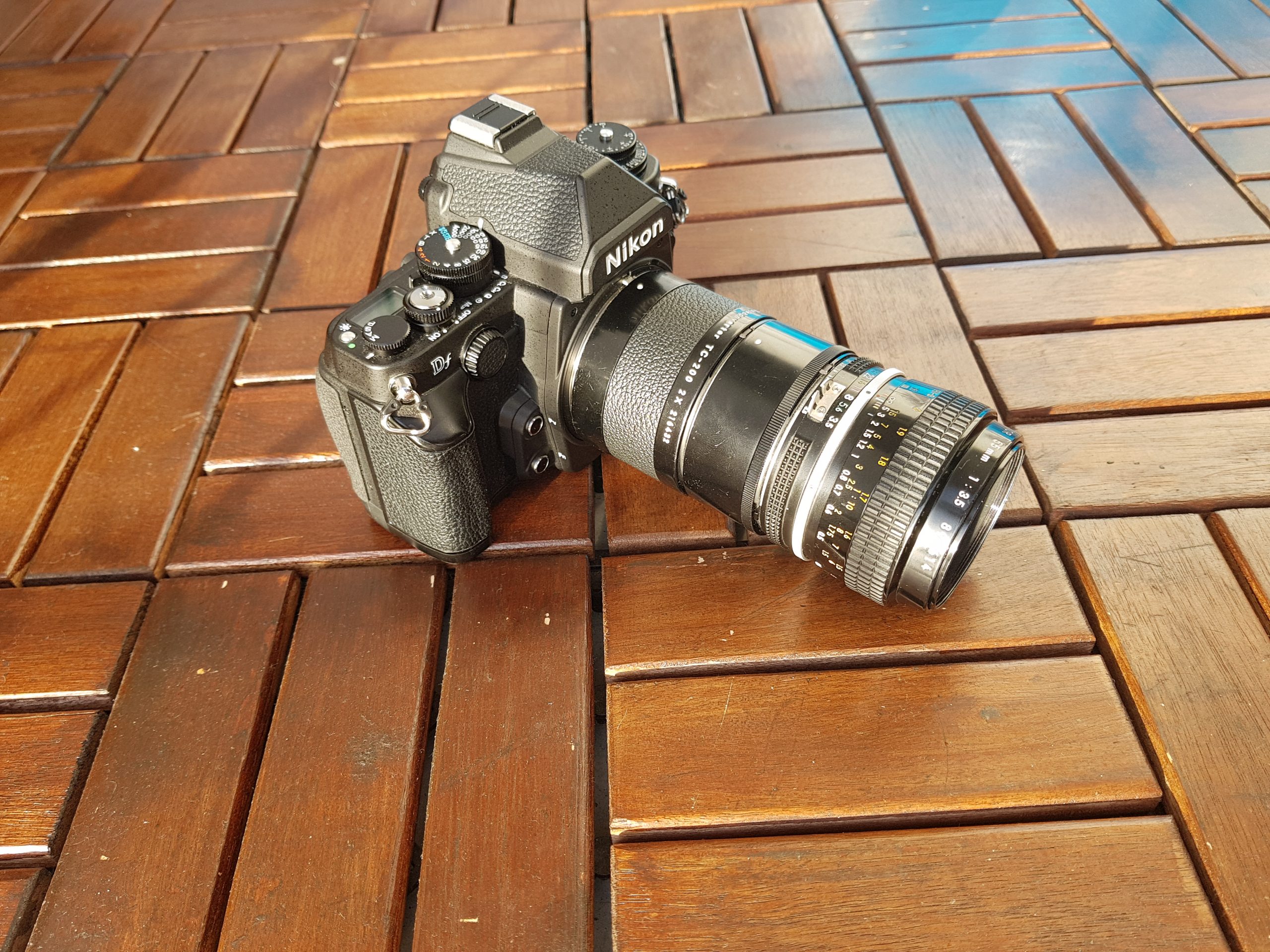 Nikon Df mit Nikon AI Micro-Nikkor 55mm f/3.5 sowie PK-13 Zwischenring und TC-200 Telekonverter